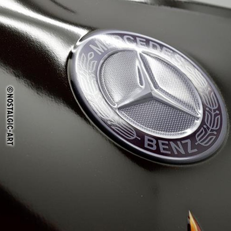 Metalowy Plakat Mercedes-Benz - Logo Evolution 30x40: Przekształć Swoją Przestrzeń w Ikonę Motoryzacji!