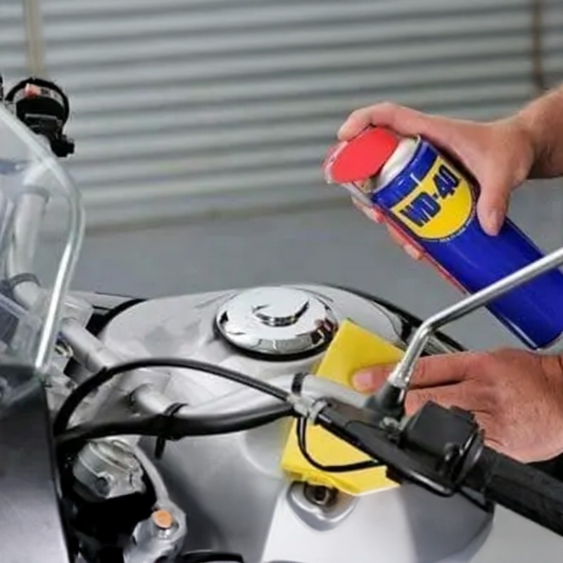Uwolnij mechanizmy! WD‑40 250 ml - Sojusznik w walce z rdzą, wilgocią i zacięciami