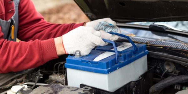 Jak naładować akumulator w samochodzie? [Kompletny poradnik krok po kroku]